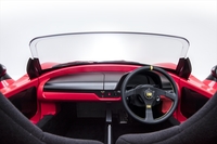 GLMの電動スポーツカー「トミーカイラZZ」に装備された樹脂製のフロントウィンドウ。帝人が開発したもので、ガラス製と比べて3割軽いうえに、強度が高くピラーを省略できるため、より広い視界の確保にも貢献するという。