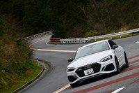 漫画『サーキットの狼』の作者、池沢早人師先生が今回試乗した「アウディRS 5クーペ」は、2020年10月に日本導入が発表されたマイナーチェンジモデル。ベースとなる「A4」や「A5」に準じた変更を中心に、アップデートが施されている。車両本体価格は1340万円。