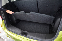 荷室のフロアボードの高さは2段階の調節が可能。