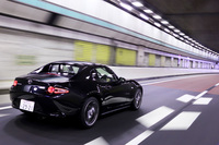 動力性能の向上に加え、環境性能の改善も図られたという「ロードスターRF」。燃費については、WLTCモードでMT仕様が15.8km/リッター、AT仕様が15.2/kmリッターと発表されている。