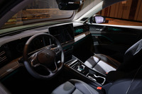 30色から好みのカラーを選ぶことができるカラー調整機能付きインテリアアンビエントライトを採用した新型「ティグアン」のインテリア。インフォテインメントシステムは最新世代の「MIB4」へと刷新された。