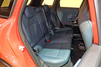 後席の定員は3人。背もたれは60:40の分割可倒式となっている。