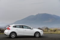 クーペを思わせる流麗なシルエットは、コンパクトハッチバック「ボルボV40」のセリングポイントのひとつとなっている。