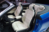 「S5カブリオレ」のインテリア。ソフトトップは、50km/h以下であれば走行中でも開閉可能。(写真は欧州仕様車)