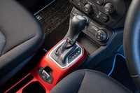 変速機はトルクコンバーター式の6段AT。パーキングブレーキレバー左にあるボタンで回生ブレーキの強弱を切り替えられる。