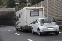 車間距離不保持にあらず。リヴィエラ海岸でオランダから来たキャンピングカーにけん引される「iQ」。滞在地での足に違いない。豪快な使用例。