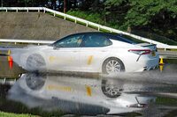 ダブルレーンチェンジでは写真のように派手な水しぶきを上げながらも、最後まで「ウルトラコンタクトUC7」はクルマの挙動を破綻させなかった。