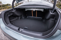 「E200」の荷室容量は540リッター。この数値は従来型と変わらない。リアシート背もたれの40:20:40分割可倒機構や床下のサブトランク、フットオープナー、自動開閉トランクリッドなども標準で備わる。