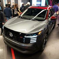 ヘッドランプの縁から伸びるショルダーのキャラクターラインに注目。横から見るとまっすぐに見えるこの線だが、上から見ると、フェンダーの張り出しにそって大きくうねっている。写真は2024年9月の米国での発表会のもの。