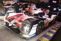 こちらはルマン24時間で優勝した「TS050ハイブリッド」。本物の優勝トロフィーとともに展示された。