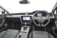 水平基調のインストゥルメントパネルが特徴的なコックピット周辺部。センターには9.2インチのディスプレイが備わる。