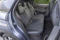 後席はご覧のとおり。ボディーサイズは「ゴルフ」と同等ながら、「ゴルフヴァリアント」より長い2700mmのホイールベースが広さに効いている。