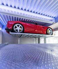 ワイド&ローなスーパースポーツも積載できるよう、パレットは幅広や低床タイプが選べる。もちろん天井に車両が干渉しないように設定される。