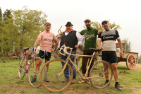 写真一番左が、文中に登場するレナートさん。右から2人目は、彼の友人で元プロ自転車レーサーのマルコ・セルペッリーニさん。