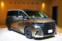 こちらが現行型「アルファード」の実車。抑揚のあるサイドビューと比べると、フロントマスクはちょっとグラフィックで頑張りました感が強く、またフロントとサイドの面の連続性も希薄だ。