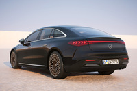 「EQS」(改良モデル)のリアクオータービュー。フェンダーによるタイヤの強調は控えめで、またリアバンパーのボリュームが強い(=シルエットのラインがリアタイヤからかけ離れている)ことから、この角度だとスタンスのよさよりナローなイメージが強調される。