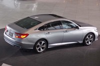 なだらかなシルエットは、まさに“4ドアクーペ”。伝統的な3ボックスセダンと異なるデザインを採用するにあたっては、ホンダ社内でも異論反論があったという。