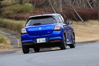 フットワークのよさに加え、静かさや快適さも向上していた新型「スイフト」。普段使いから週末のツーリングまで、気持ちよく使えるコンパクトカーに仕上がっていた。