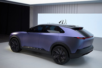 ボンネット先端部やフロントバンパー両端、Dピラー内側などに空気の通り道を設定している。