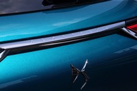 リアコンビランプを結ぶメッキパーツに「CROSSBACK」のロゴをレイアウトするのは「DS 7クロスバック」と同じ。