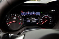 メーターは2眼式で、中央部に「ドライバーインフォメーションセンター」と呼ばれる8インチのカラーディスプレイを装備。燃費や走行距離に加え、ラップタイムやコーナーでのGフォース、タイヤの空気圧や温度などの情報を確認できる。