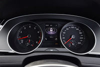 メーターは、アナログ式の2眼タイプ。これまでモノクロだった中央のインフォメーションディスプレイは、カラー表示に改められた。