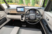 スタンダードモデルのインテリアカラーは「グレージュ×グレー」。ダッシュボードからボンネットまでがフラットになっているため非常に見切りがよい。