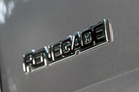 各所にちりばめられたデザイン上の“遊び”も、「レネゲード」の魅力。よく見れば、テールゲートの車名バッジも「D」の文字がジェリー缶になっている。