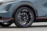 255/45R20のタイヤサイズは変わらないが、コンパウンドと内部構造を専用開発した「ミシュラン・パイロットスポーツEV」を採用。ホイールは8.0Jから8.5Jへとリムがワイドになった。