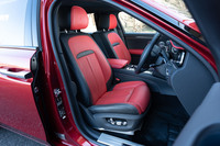 シートは前後席ともに、やわらかい掛け心地ながらも乗員をしっかりと保持。前席にはメモリー機能付きの電動調整機構やヒーター/ベンチレーション機能などが装備されている。