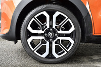 タイヤサイズは前が185/45R17で、後ろが205/40R17。テスト車のタイヤは「ヨコハマ・ブルーアースA」。