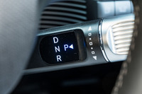 シフトセレクターはコラムレバー式。「D」が前、「R」が後ろなので、旧来のクルマから乗り換えた場合は注意が必要。