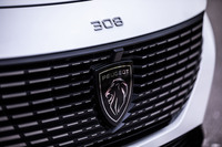 新デザインのエンブレムが中央に置かれたフロントグリル。エンブレムの素材には、運転支援システムのレーダー波を阻害しないインジウムが用いられている。