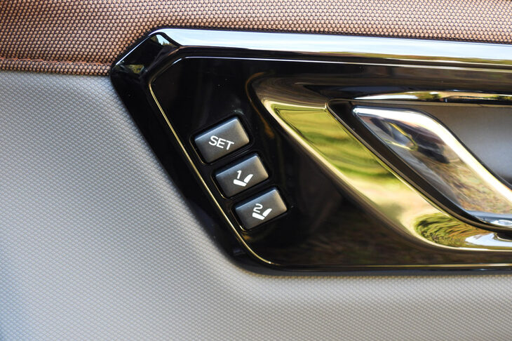 スバル・フォレスター スポーツEX(パワーシートのメモリー機能スイッチ)