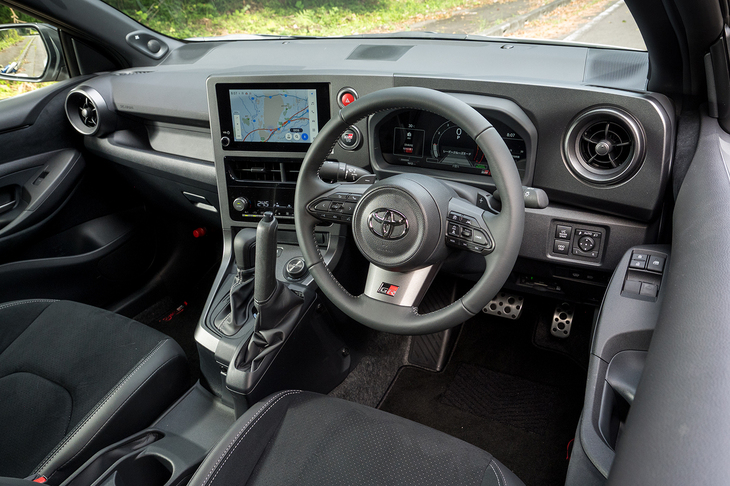 「GRヤリス」専用に仕立てたダッシュボードは最新型でも健在。こうして見るとドライバーのため(だけ)の空間であることがよく分かる。