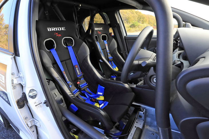 ロールケージや4点式のシートベルトなどが装備された車内。ラリーはクラッシュの危険性が高い競技であり、だからこそ健全な入門カテゴリーと、そこからステップアップする仕組みが重要なのだ。