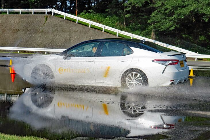 ダブルレーンチェンジでは写真のように派手な水しぶきを上げながらも、最後まで「ウルトラコンタクトUC7」はクルマの挙動を破綻させなかった。