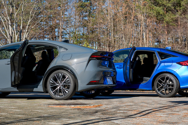 乗り込みやすさに少し差が出たのは、このような開口部の形状の違いだ。「プリウス」はリアタイヤの前の部分が直線的に切り落とされている。