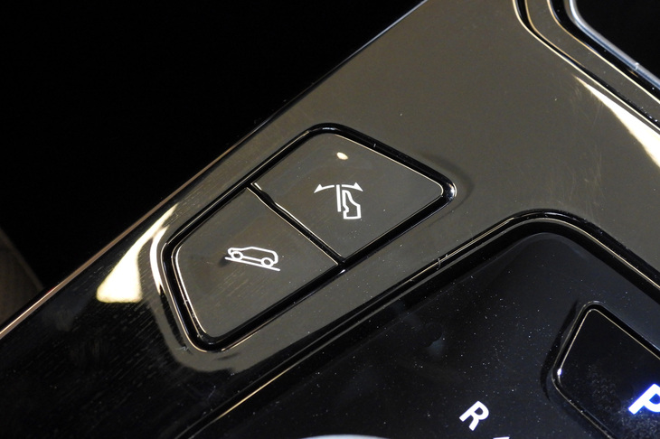 スズキeビターラZ(「イージードライブペダル」と「ヒルディセントコントロール」の操作スイッチ)