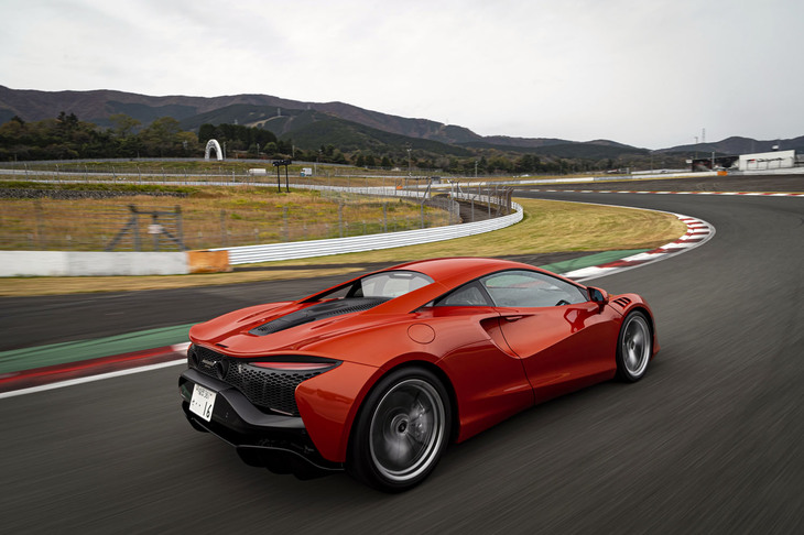 電動走行の「アルトゥーラ」の静けさは印象的なほど。エンジン始動時のサウンドや振動も、上質なものとなっている。