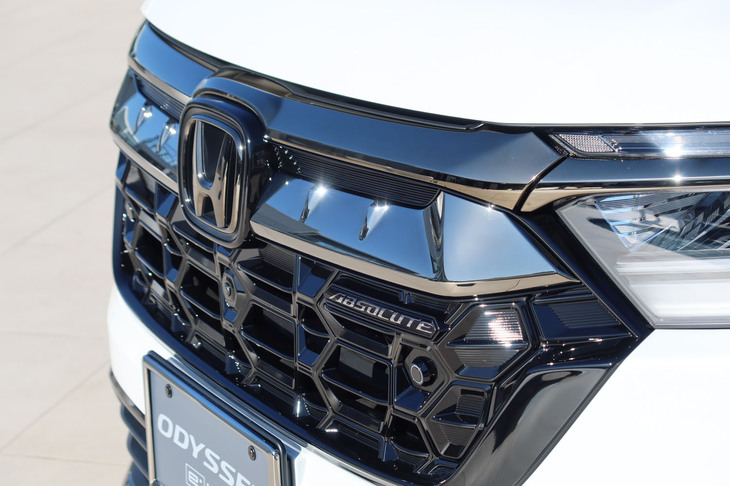 ホンダ・オデッセイe:HEVアブソルート・EXブラックエディション 純正アクセサリー装着車(フロントグリル)