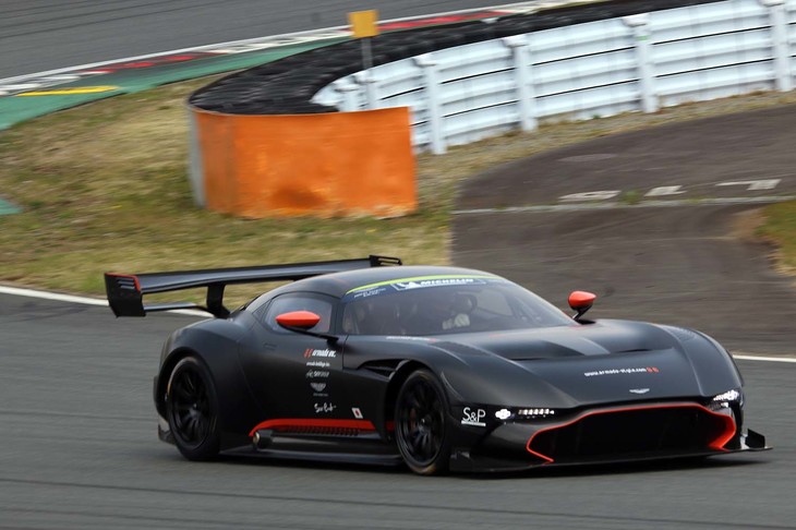 世界に24台しか存在しないアストンマーティンのサーキット専用車「ヴァルカン」のデモンストレーションランも実施された。2015年に発売されたスペシャルモデルで、7リッター12気筒エンジンを搭載し、最高出力は831psを発生する。ちなみに当時の新車価格は、約2億6000万円というのも衝撃的。