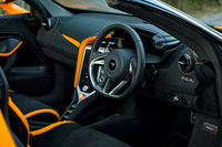 インテリアの仕様は、総ナッパレザーの「テックラックス」と、スエード調素材「アルカンターラ」とナッパレザーを組み合わせた「パフォーマンス」の2種類から選択可能。試乗車の仕様は後者だった。