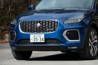 「P300e」のカタログモデルは全3グレードで、すべてスポーティーな意匠が特徴の「R-DYNAMIC」ベースとなる。フロントグリルは光沢を抑えたシルバーで飾られる。