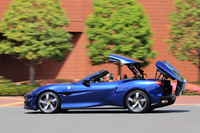 2分割式のリトラクタブルハードトップは、40km/hまでであれば走行中でもスイッチひとつでトップの開閉操作が行える。開閉はそれぞれ14秒で完了する。