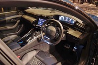 コックピット周辺部は、上端と下端がフラットなステアリングホイールや、スロープ状になったセンターコンソールが特徴的。