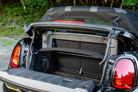 テールゲートは下ヒンジ式だが、トランク内のレバーを操作すると天井部分が持ち上がる仕掛け。これで大きめの荷物も積み込みやすくなる。