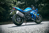 車両の骨格には新設計のアルミ製ツインスパーフレームを採用。全幅を抑えることで空力性能を高めるとともに、メインフレーム部分で約10%の軽量化を実現している。