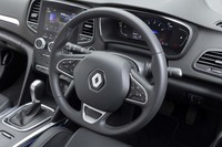 ステアリングホイールは下端がフラットなタイプ。表皮にはフルグレインレザーが採用されている。