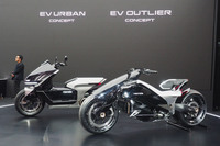 ベトナムの報道関係者が熱い視線をおくっていたEVバイクのプロトタイプ「EV OUTLIER CONCEPT(アウトライアー コンセプト)」と「EV Urban Concept(アーバン コンセプト)」。